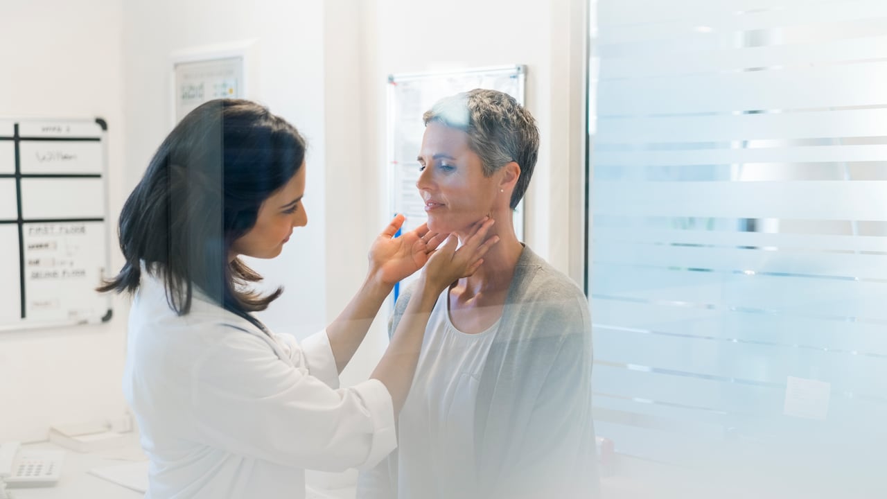 La tiroides es una glándula que está ubicada en el cuello, arriba de la clavícula, la cual produce hormonas.