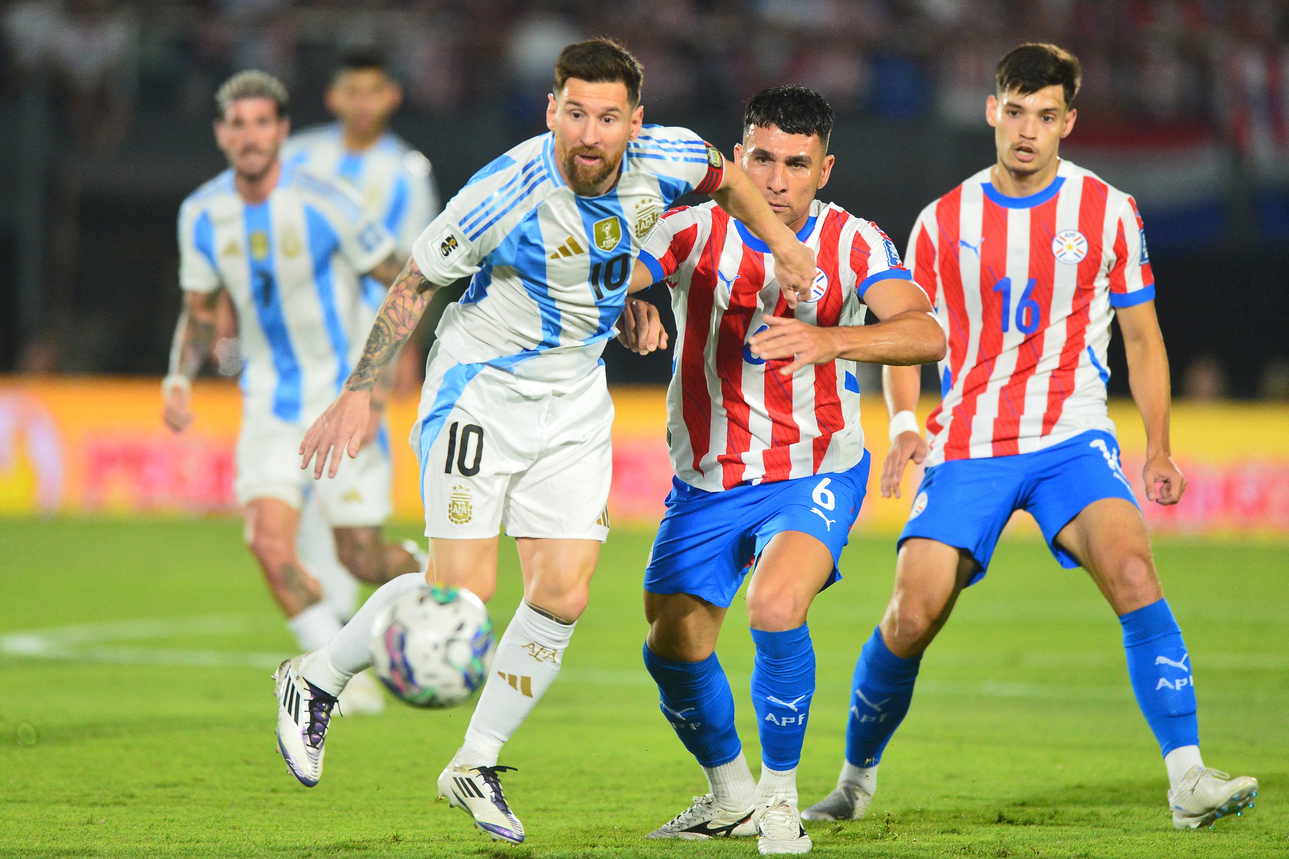 Argentina's forward #10 Lionel Messi (L) protests from the ground during the 2026 FIFA World Cup South American qualifiers football match between Paraguay and Argentina at the Ueno Defensores del Chaco stadium in Asuncion on November 14, 2024. (Photo by Daniel Duarte / AFP)