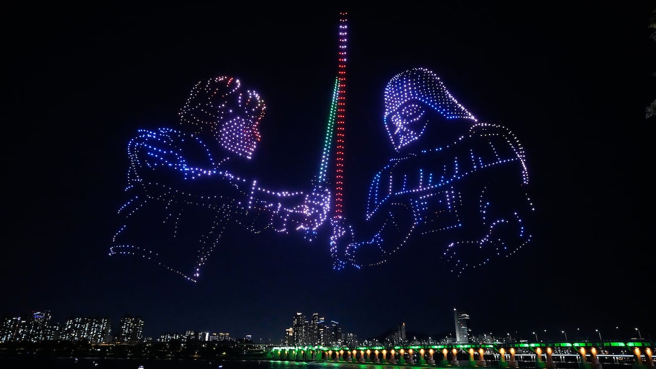 Drones temáticos de Star Wars hacen una demostración en el cielo nocturno para celebrar el Día de Star Wars en un parque a lo largo del río Han en Seúl, Corea del Sur, el martes 5 de mayo de 2026.