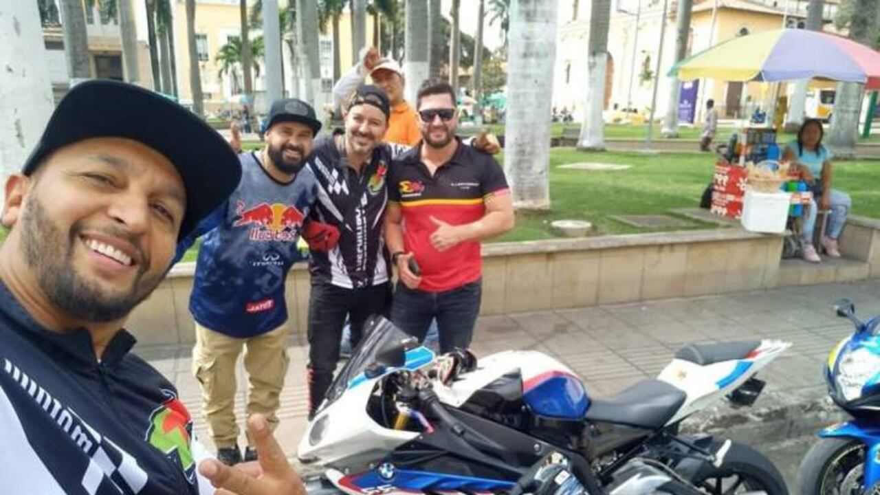 Según reportes de las autoridades, Granados perdió el control de su motocicleta Suzuki de referencia GSXR- 600 y colisionó contra el pavimento en la vía la Fortuna a Bucaramanga. Foto: @soyjavigranados