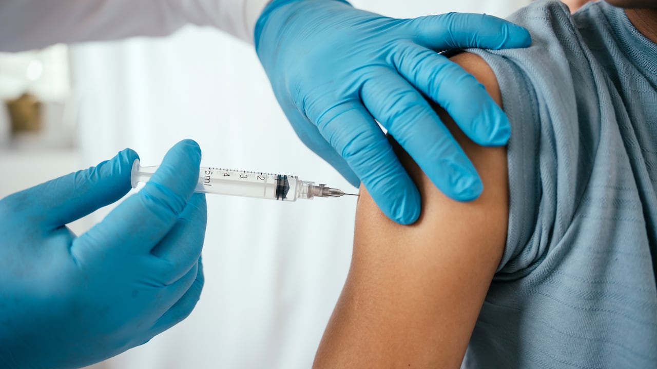 Colombia inicia una jornada nacional de vacunación para fortalecer la protección en salud pública.