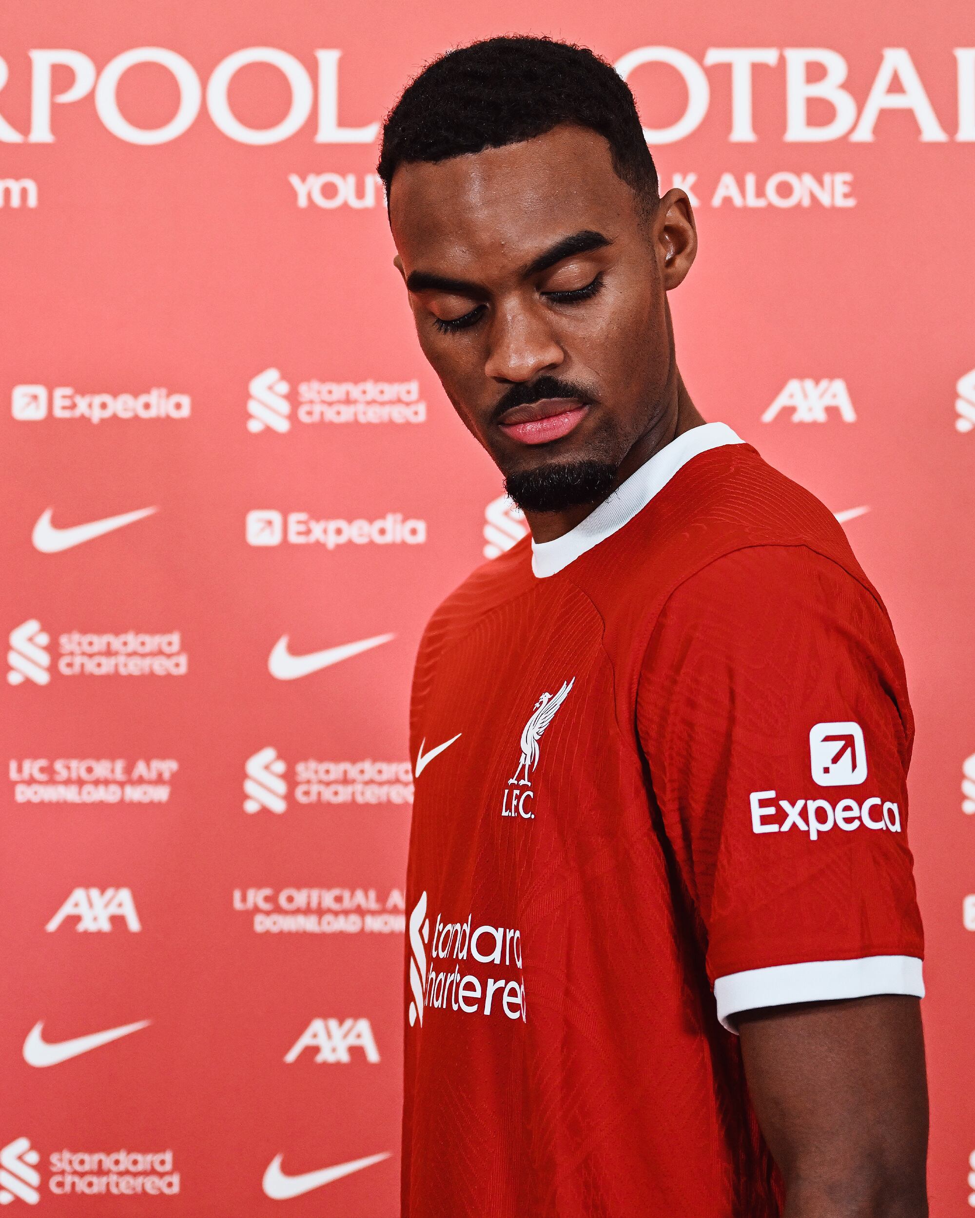 El volante neerlandés llega al Liverpool