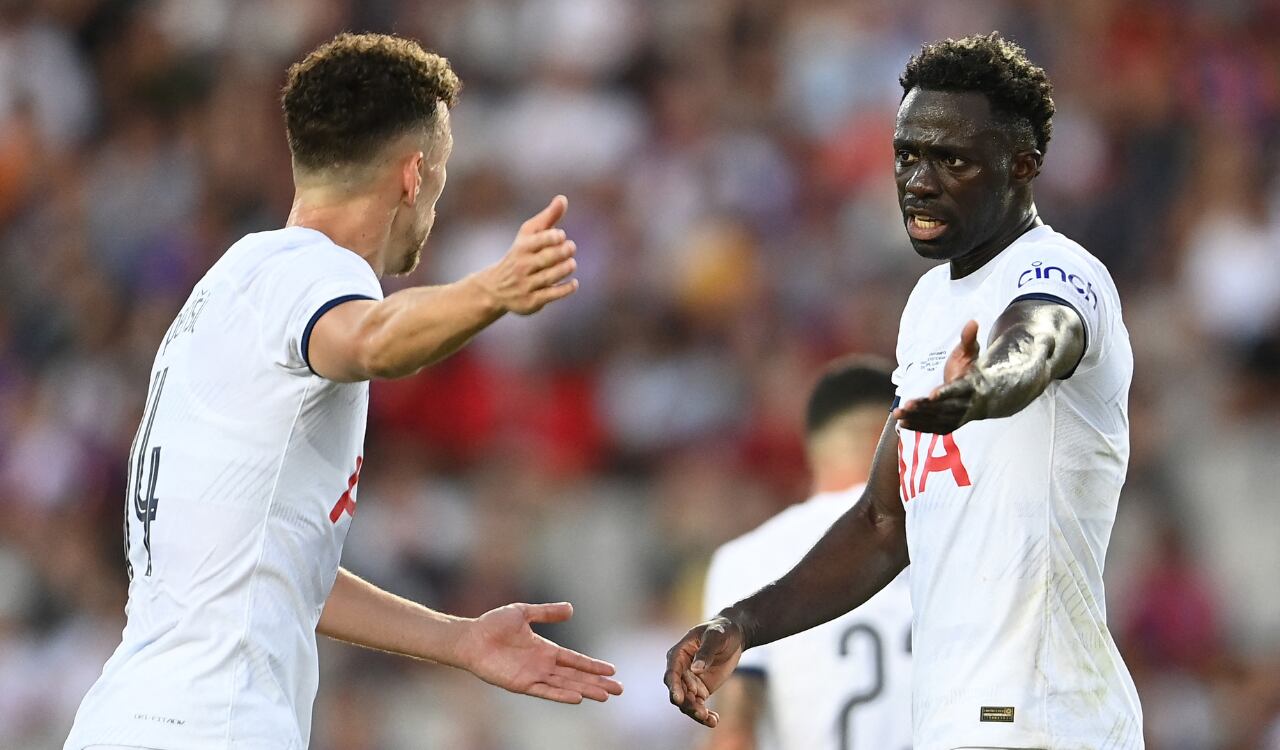 Davinson Sánchez discute con un compañero de Tottenham en medio del amistoso con Barcelona