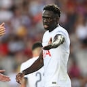 Davinson Sánchez discute con un compañero de Tottenham en medio del amistoso con Barcelona