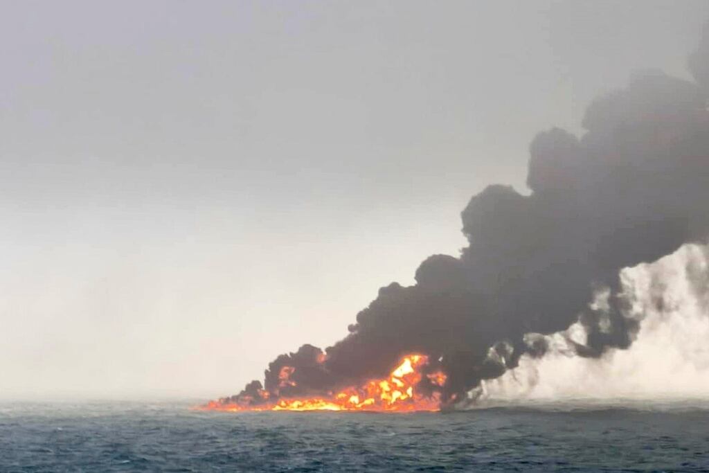 Esta imagen, proporcionada por Bartek Śmiałek, muestra una columna de humo que emana de un buque tras el impacto de un carguero contra un petrolero que transportaba combustible para aviones en la costa este de Inglaterra el lunes 10 de marzo de 2025, incendiándolos y vertiendo combustible al Mar del Norte. (Bartek Śmiałek vía AP)