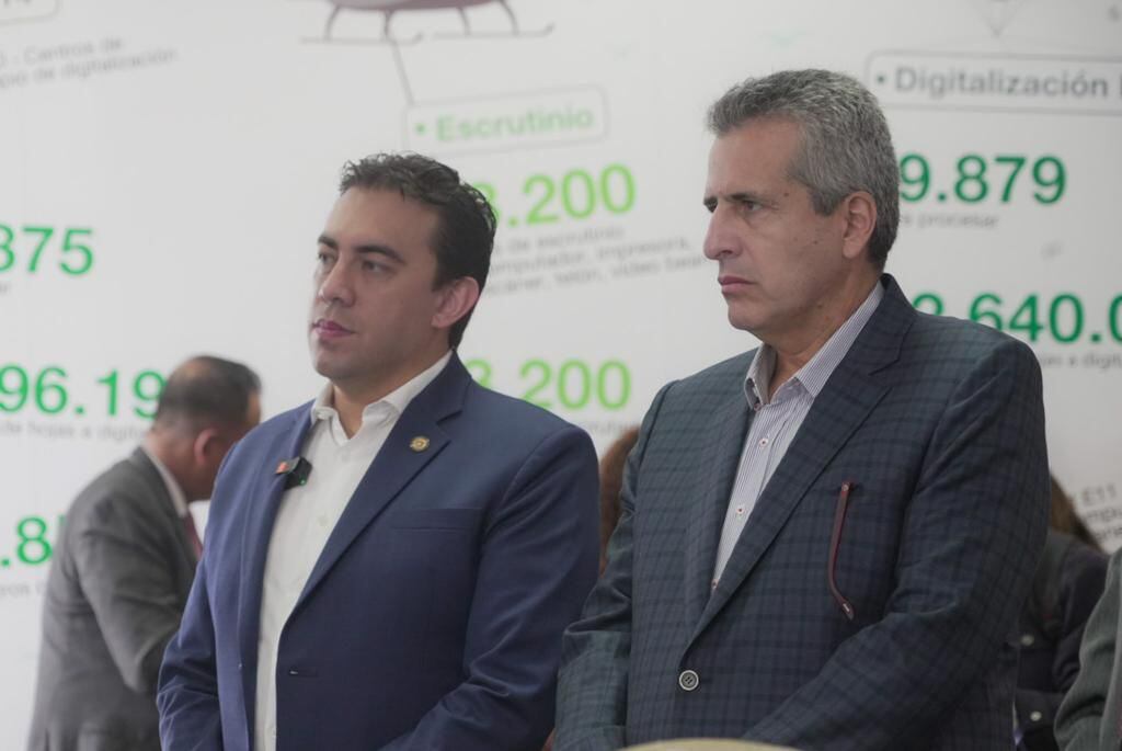 Alexander Vega y Luis Fernando Velasco. FOTO: Cortesía Ministerio del Interior