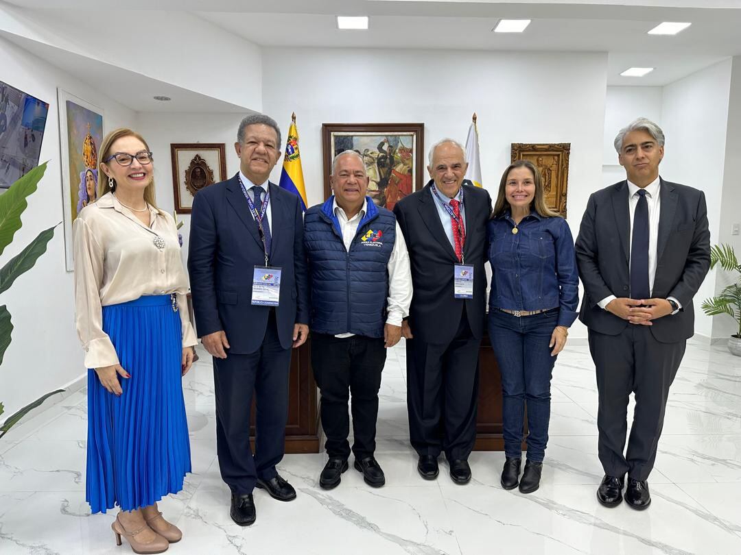 El expresidente colombiano Ernesto Samper y el exmandatario dominicano Leonel Fernández, sí pudieron arribar al vecino país.