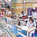 Hasta 2022, en el país había 5,78 millones de micronegocios. Esta semana en Ciudad Bolívar, en Bogotá, se inauguró el primero de los 120 Centros de Reindustrialización Zasca, que planea construir el Gobierno en todo el país. Este primero está dedicado al sector de la confección.