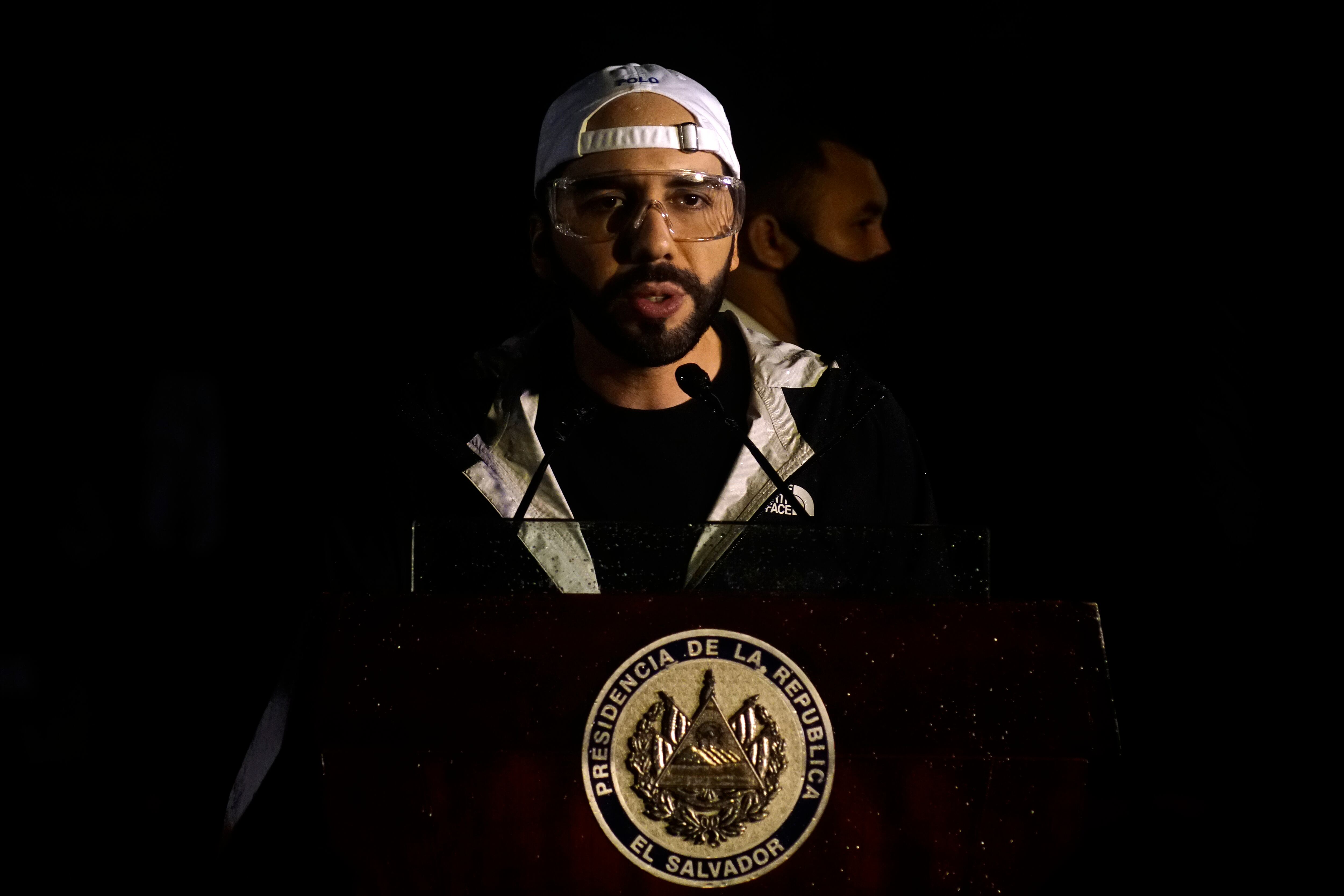 Nayib Bukele, presidente de El Salvador, habla durante una conferencia de prensa ante familias afectadas por las lluvias en la comunidad Nuevo Israel