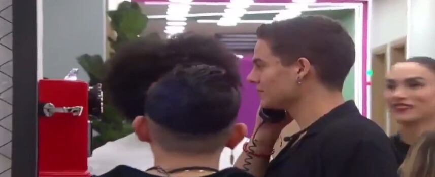 Miguel Bueno contesta el teléfono en La casa de los famosos