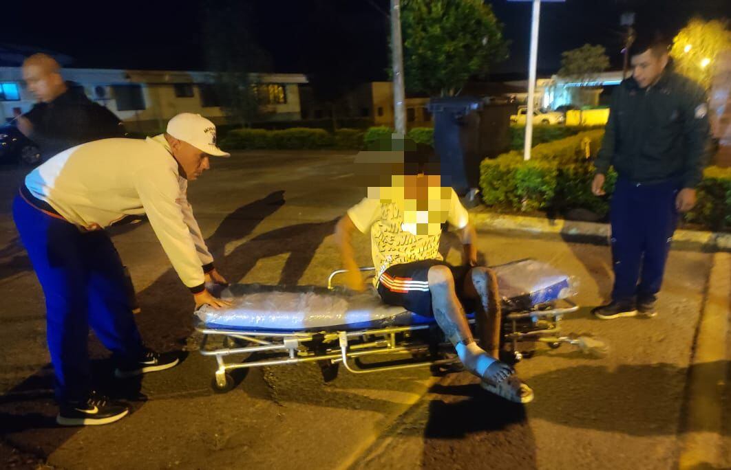 Los tres alzados en armas entregaron el material de guerra que portaban al momento de someterse a los soldados y policías durante los combates que se presentan en el corregimiento de El Plateado, Argelia.