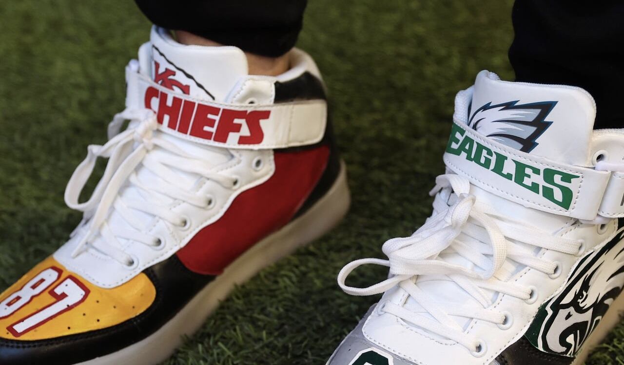 Donna Kelce tuvo que usar zapatos, cada uno identificando a los dos equipos de sus hijos