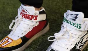 Donna Kelce tuvo que usar zapatos, cada uno identificando a los dos equipos de sus hijos
