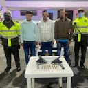 Tres venezolanos convirtieron un arma traumática en una 9 milímetros. La Policía los descubrió mientras se movilizaban en un vehículo en plena avenida Caracas en el sur de Bogotá.