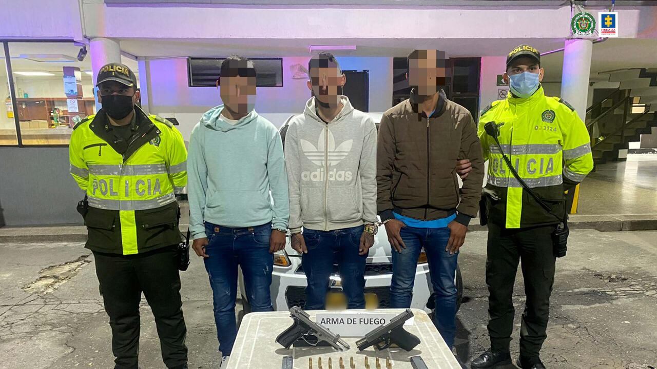 Tres venezolanos convirtieron un arma traumática en una 9 milímetros. La Policía los descubrió mientras se movilizaban en un vehículo en plena avenida Caracas en el sur de Bogotá.