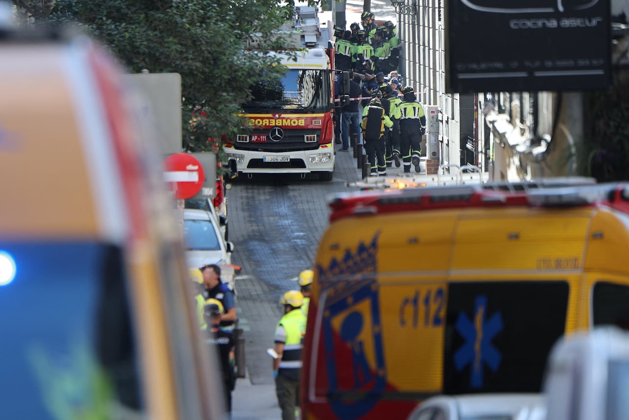 Los servicios de emergencia informaron en X que los bomberos estaban trabajando en el lugar de un edificio en rehabilitación cerca de la Ópera de la capital española.