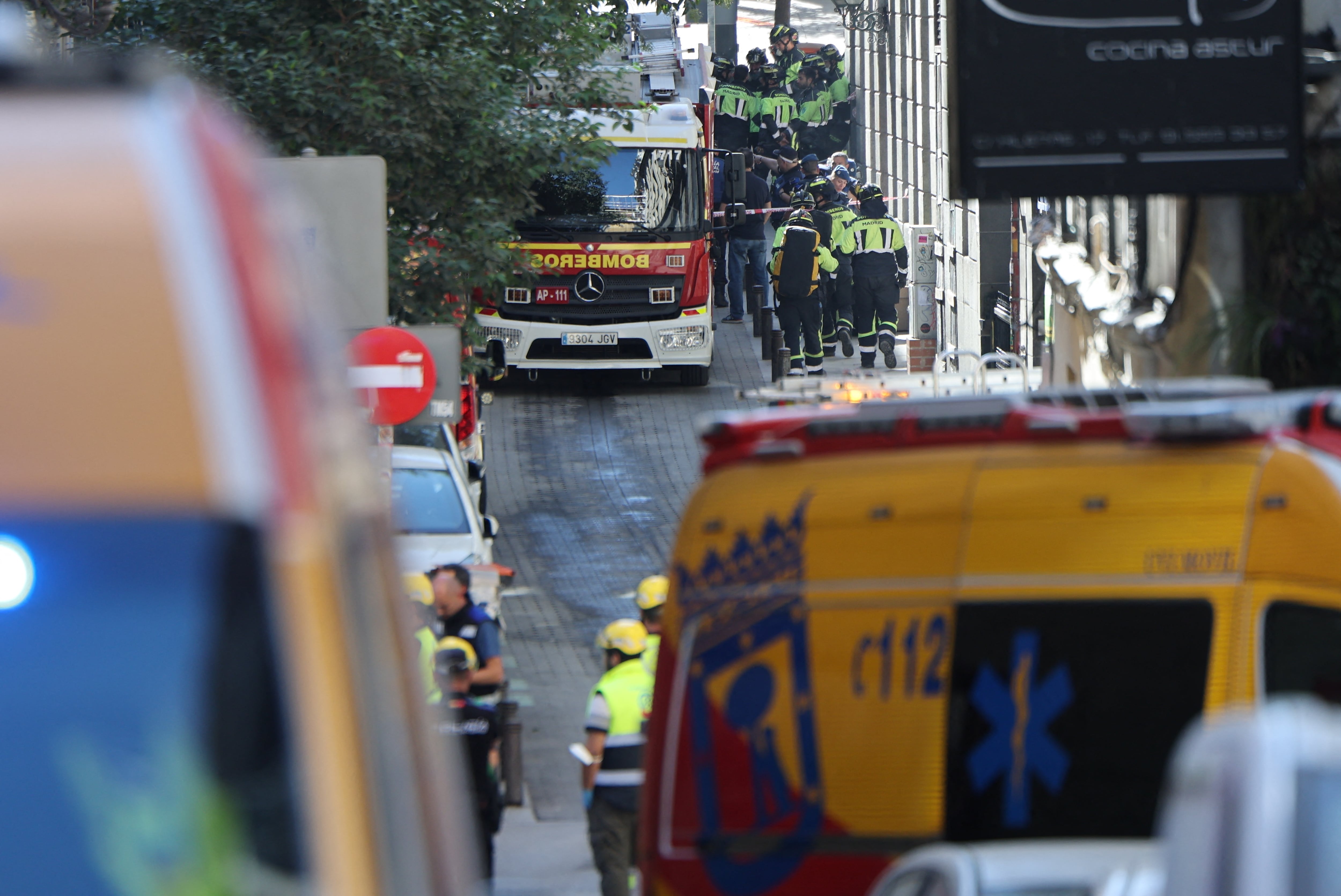 Los servicios de emergencia informaron en X que los bomberos estaban trabajando en el lugar de un edificio en rehabilitación cerca de la Ópera de la capital española.