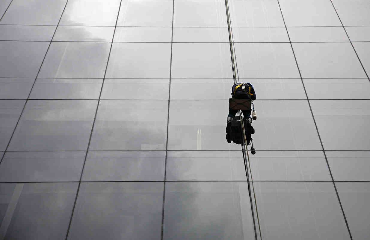 Por el peligro y profesionalidad que requiere el oficio, la limpieza de cristales en altura es un trabajo destinado exclusivamente a empresas especializadas. La ARL Sura indica que las caídas de altura representaron el 12 por ciento de las fatalidades reportadas ante la entidad en 2017. Foto: Gabriela Alvarado
