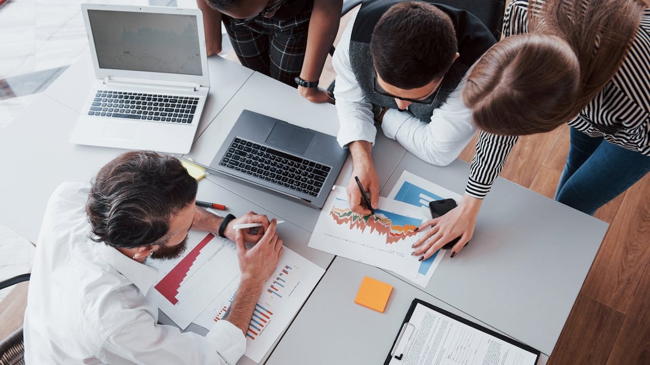Empresarios analizan el comportamiento de sus ventas digitales, una tendencia en crecimiento entre las pymes colombianas que apuestan por el comercio electrónico