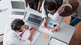 Empresarios analizan el comportamiento de sus ventas digitales, una tendencia en crecimiento entre las pymes colombianas que apuestan por el comercio electrónico