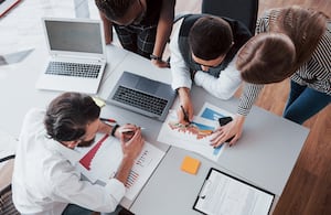 Empresarios analizan el comportamiento de sus ventas digitales, una tendencia en crecimiento entre las pymes colombianas que apuestan por el comercio electrónico