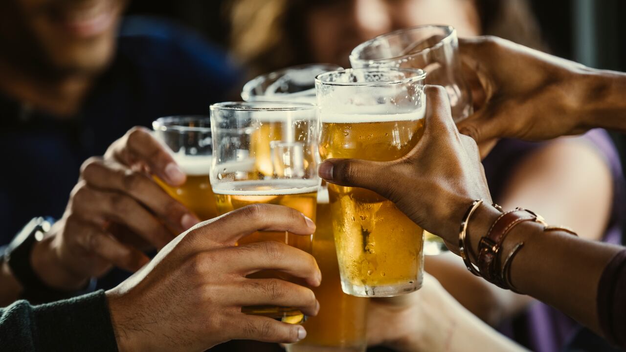 Beber demasiado alcohol puede ser perjudicial para su salud. (CDC).