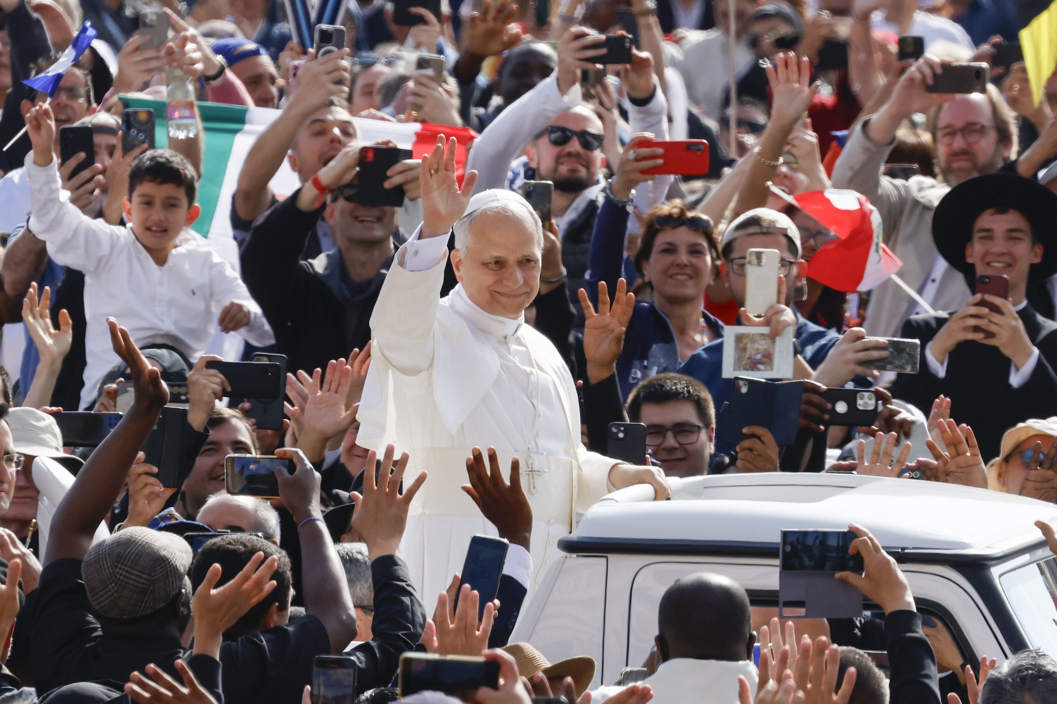 CIUDAD DEL VATICANO, VATICANO, 18 DE MAYO: El Papa León XIV llega y saluda al público antes de la misa de inauguración de su pontificado en la Plaza de San Pedro del Vaticano, el 18 de mayo de 2025. (Foto de Riccardo De Luca/Anadolu vía Getty Images)