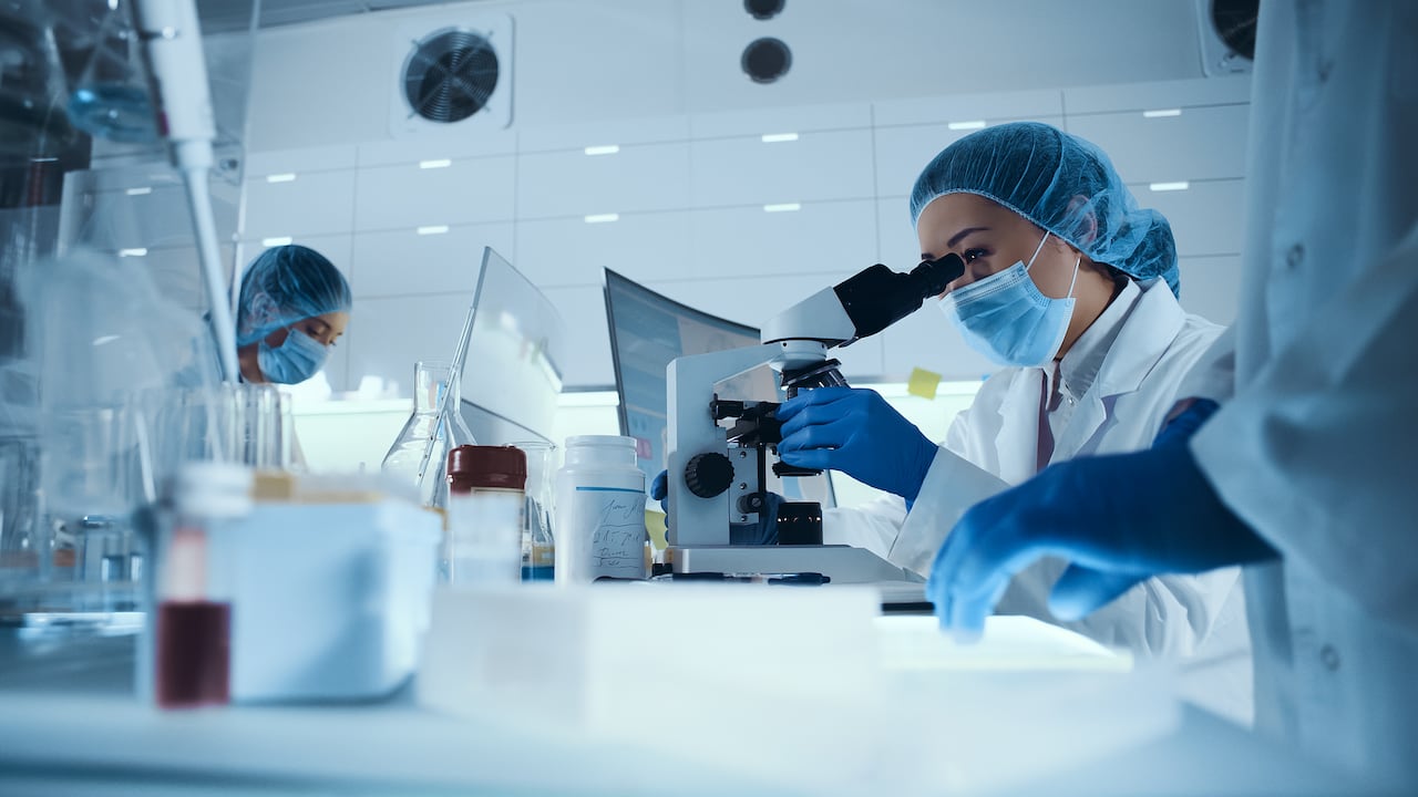 Laboratorio y científicos (Getty)
