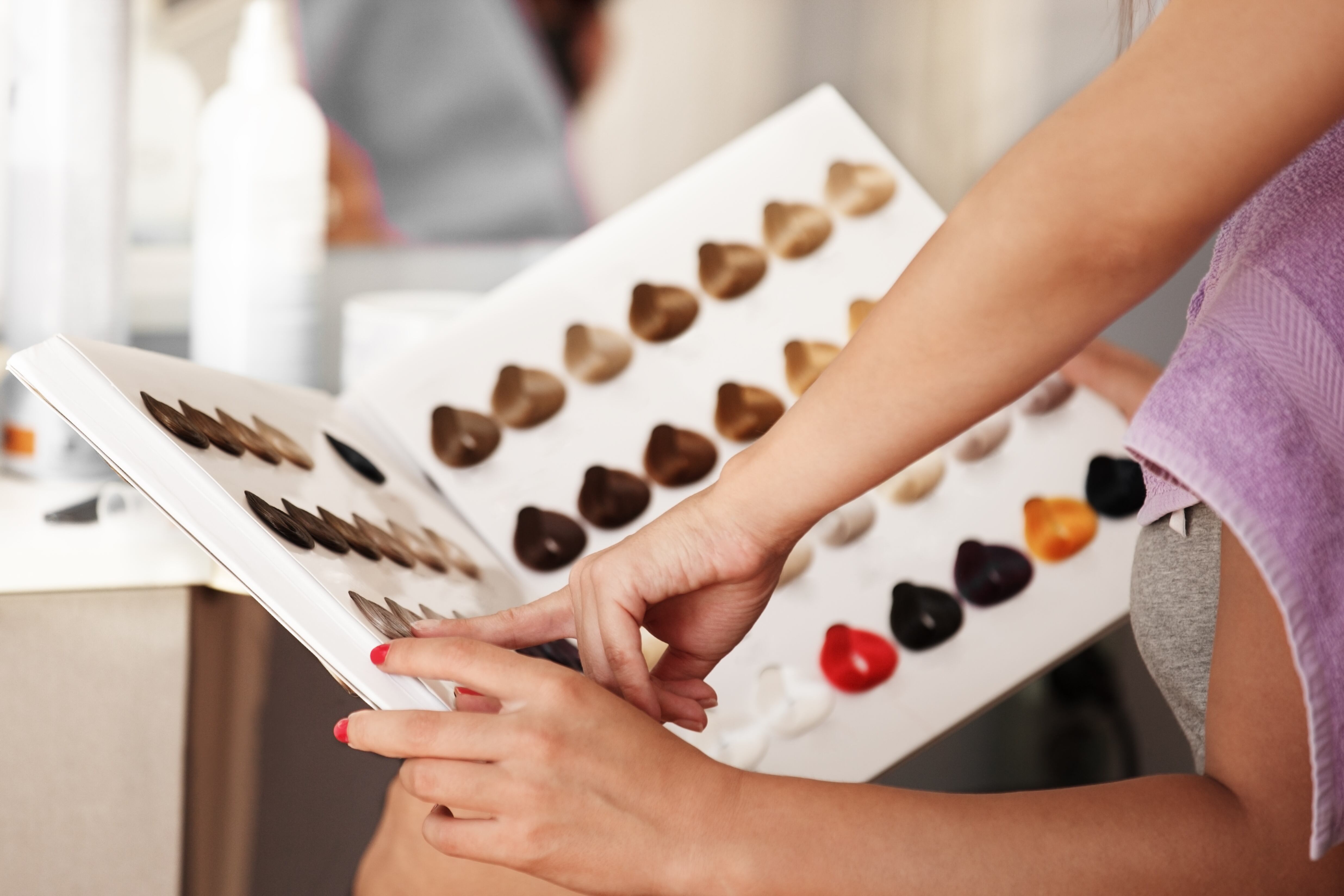 Tintes de cabello que iluminan el rostro.