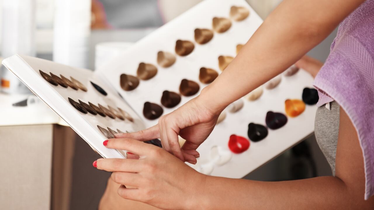 Existen tintes de cabello que iluminan el rostro.