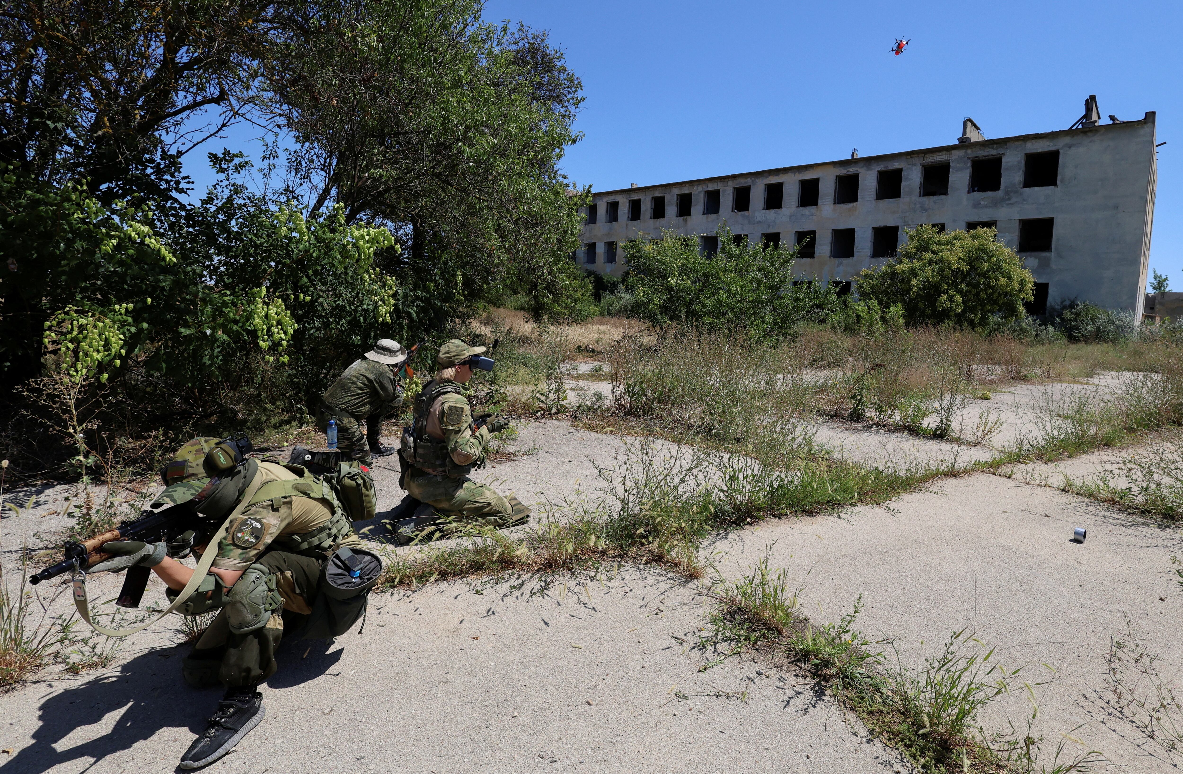 Miembros de una unidad femenina de defensa territorial rusa operan drones FPV y practican tácticas de batalla mientras entrenan en un campo de tiro cerca de Yevpatoriya, Crimea, 22 de julio de 2023.
