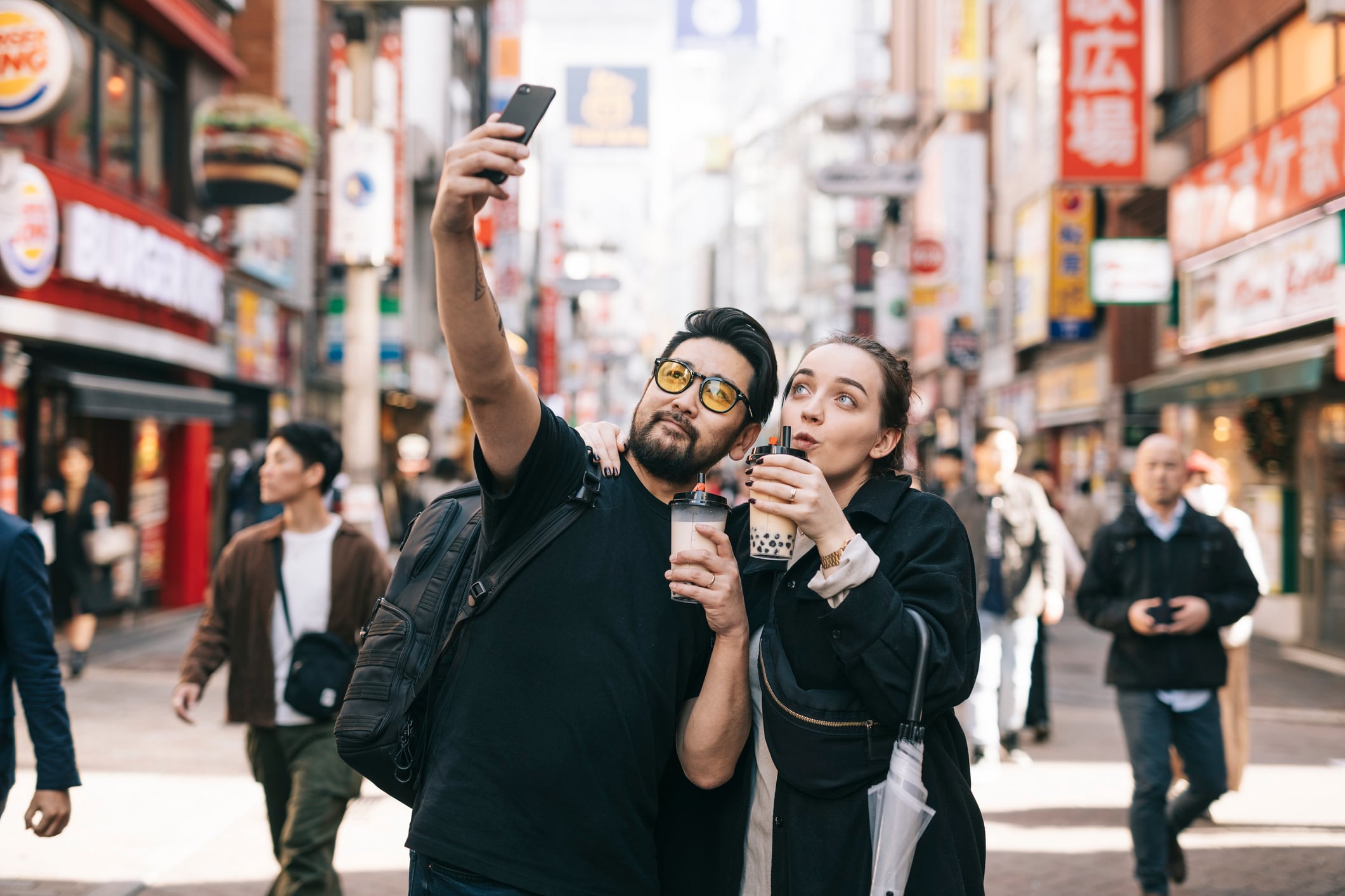 Turistas disfrutan en las calles de Tokio.
