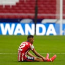 Renan Lodi, del Atlético de Madrid, se sienta en la cancha tras la derrota ante Levante, el sábado 20 de febrero de 2021, en La Liga (AP Foto/Manu Fernández)