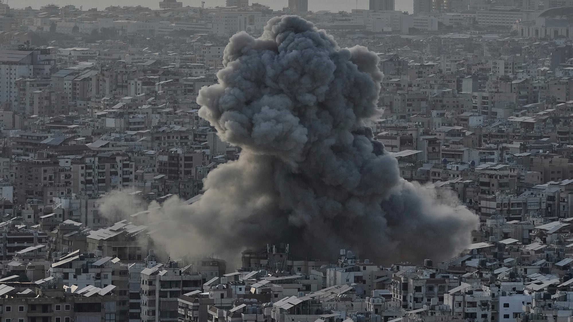 El humo se eleva después de un ataque aéreo israelí en Dahiyeh, en el suburbio sur de Beirut, Líbano. Domingo 27 de abril de 2025.