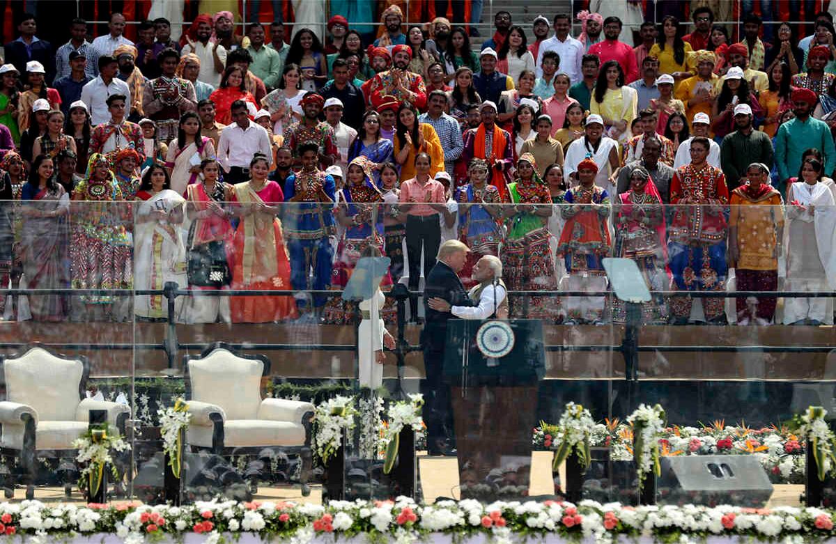 El público observa el saludo efusivo de Trump y el primer ministro indio, Narendra Modi en el “Namasté Trump”, en el estadio Sardar Patel, de Ahmedabad. Hubo elogios mutuos ante la colorida multitud. Foto: Money Sharma/AFP