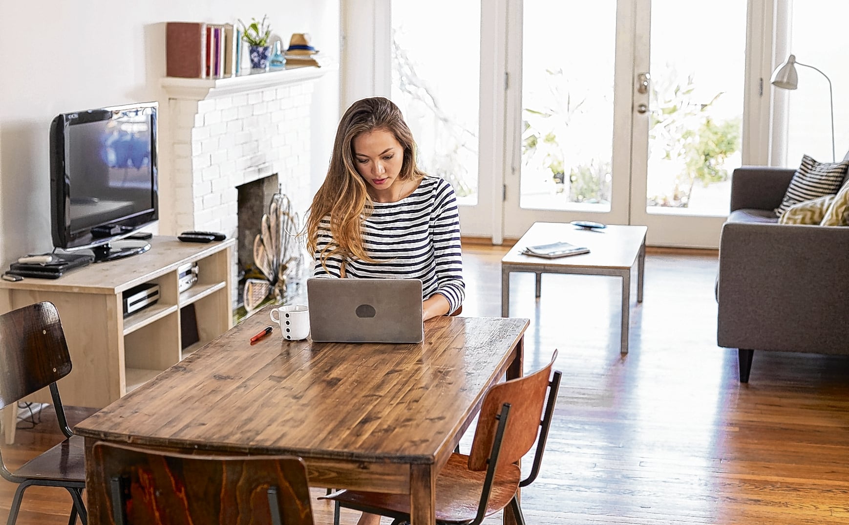  Un teletrabajador, que generalmente trabaja desde casa, pasa la mayor parte del tiempo en ella. Esto hace que sea muy posible que la empresa solicite algún trabajo adicional, incluso por fuera de los horarios establecidos.
