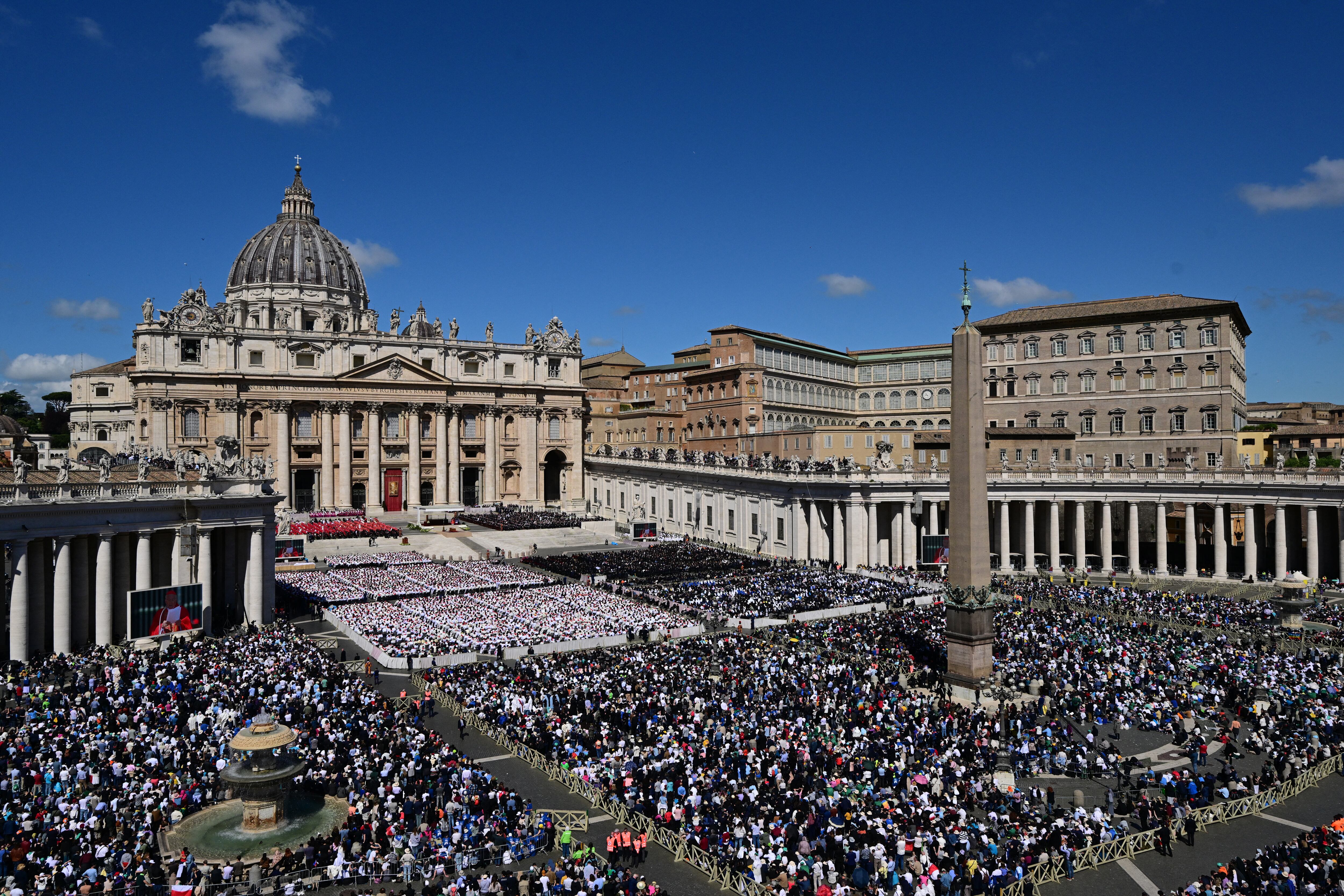 Los fieles asisten al funeral del Papa Francisco en la Plaza de San Pedro del Vaticano el 26 de abril de 2025.
