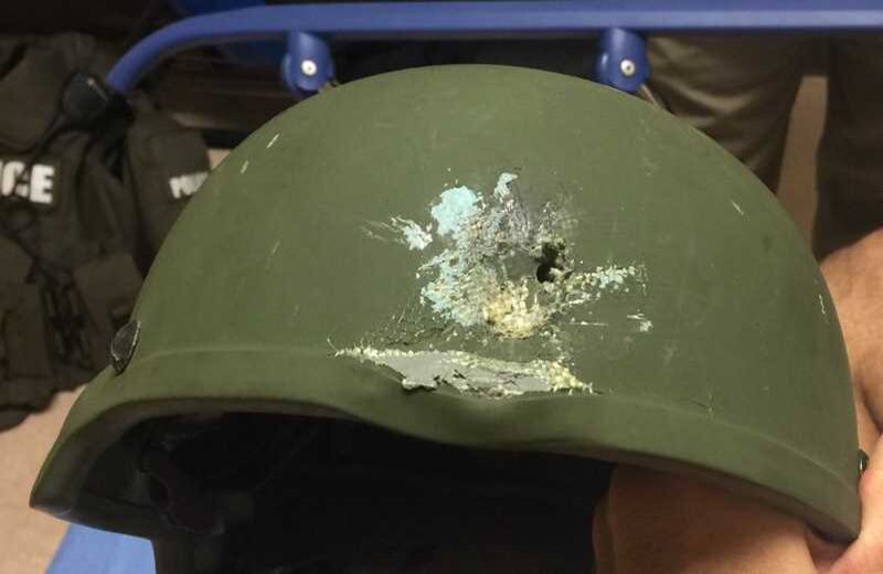 El casco de un oficial de policía que estuvo presente en la masacre. El oficial se salvó de una fatalidad gracias al recubrimiento del casco. Foto: Orlando Police Department via AP