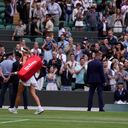 La bielorrusa Victoria Azarenka abandona la cancha tras perder ante la ucraniana Elina Svitolina en un partido individual femenino en el séptimo día del campeonato de tenis de Wimbledon en Londres, el domingo 9 de julio de 2023. (Foto AP/Alastair Grant)