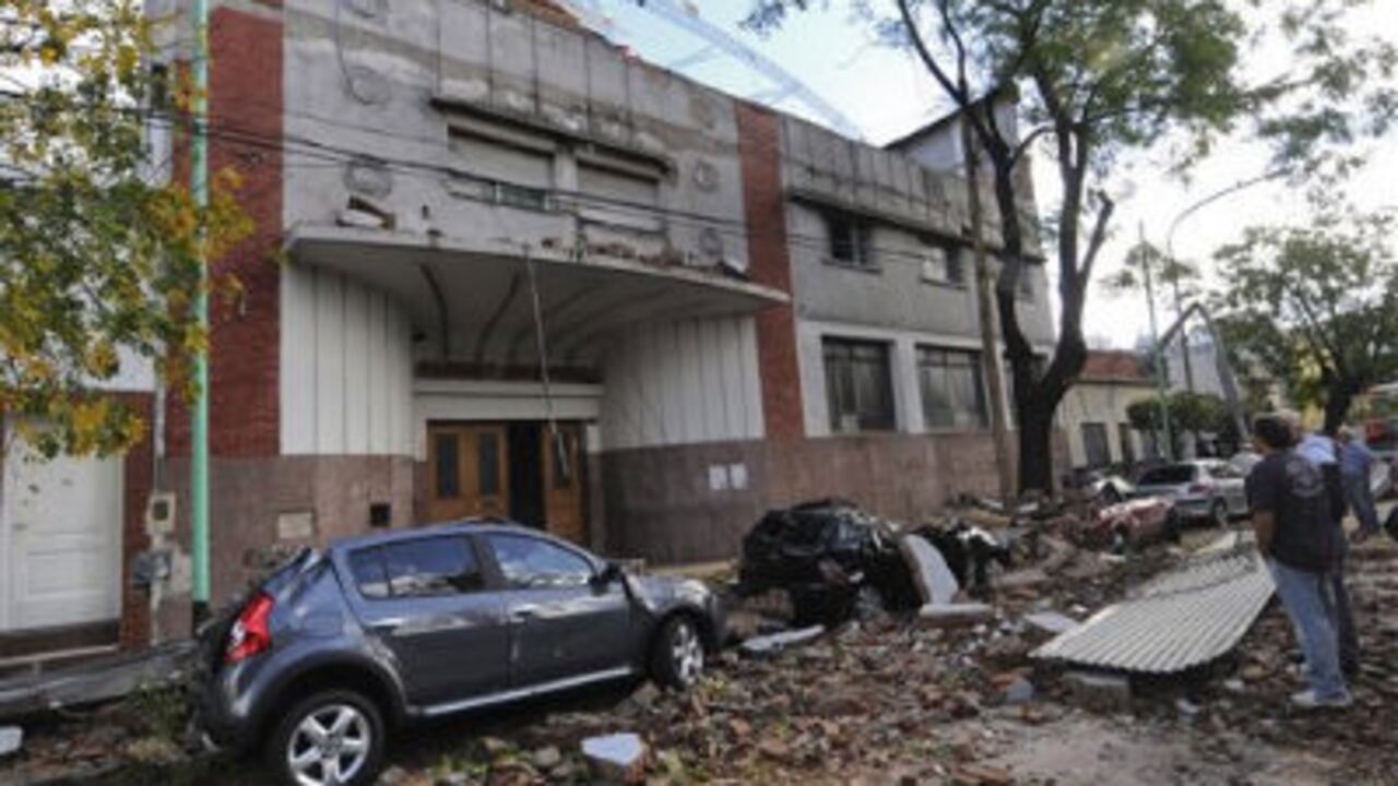 Numerosos automóviles fueron aplastados a raíz de la caída de árboles, postes, carteles, antenas y techos en varios barrios de la capital y sus alrededores.