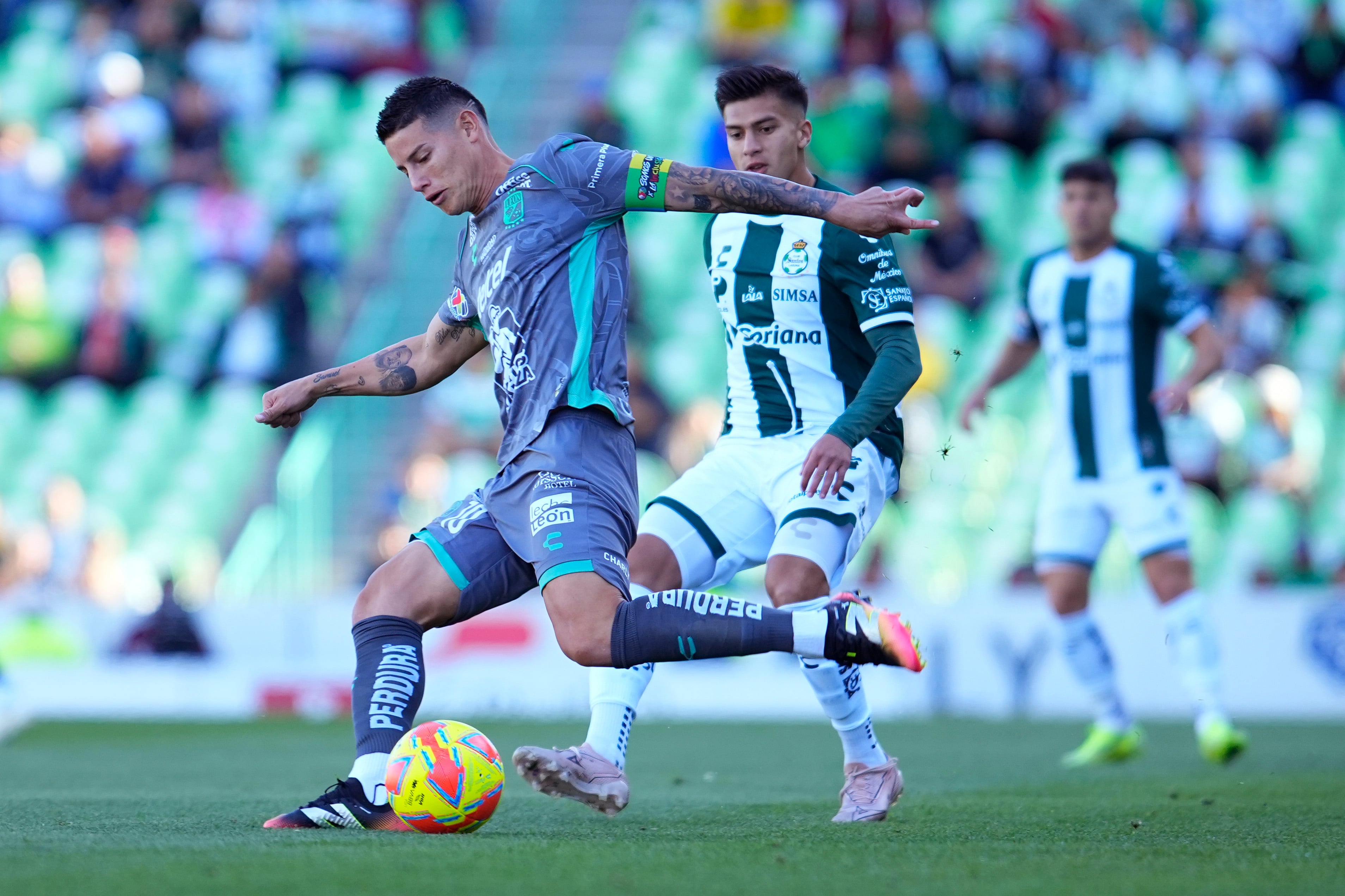 TORREON, MEXICO - MARCH 9: James Rodriguez (L) of Leon kicks the ball against Emmanuel Echeverria (R) of Santos during the 11th round match between Santos Laguna and Leon as part of the Torneo Clausura 2025 Liga MX at Corona Stadium on March 9, 2025 in Torreon, Mexico. (Photo by Jos Alvarez/Jam Media/Getty Images)