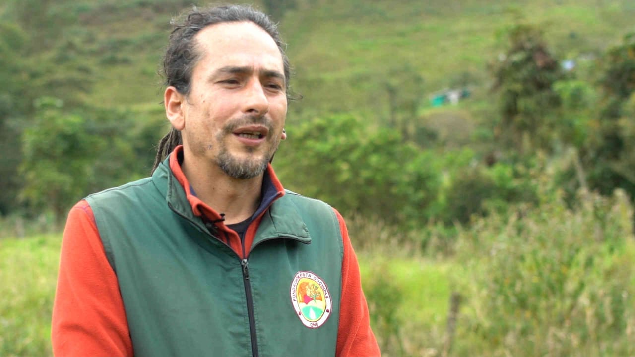 Freddy García, director de la Fundación Gusta Gúchipas, lidera el proyecto "Trees For Life" con el apoyo de la comunidad de Pasca, Cundinamarca. Foto: Mauricio Calderón