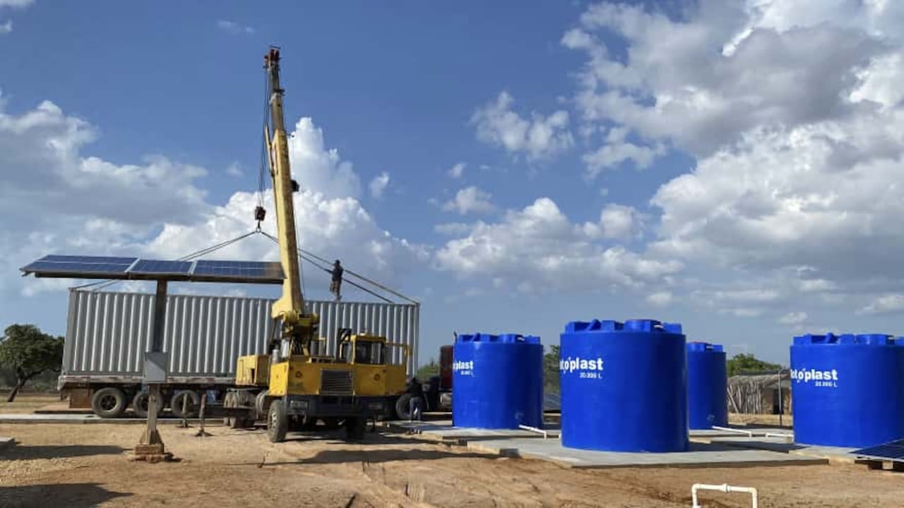 Esta planta abastecerá alrededor de 100 mil litros diarios de agua apta para el
consumo humano.