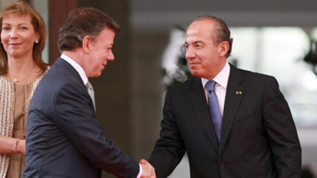 El presidente de México, Felipe Calderón (d), saluda a su homólogo de Colombia, Juan Manuel Santos (i).
