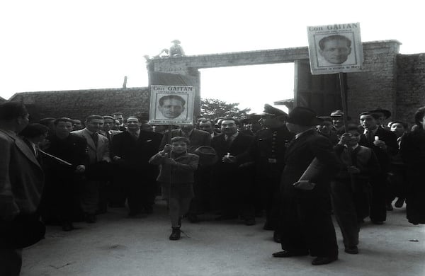 «Con Gaitán, capitán del pueblo, daremos la victoria en marzo», salida del circo de Santamaría. Bogotá, 14 de marzo de 1947. Archivo fotográfico de Sady González, Biblioteca Luis Ángel Arango