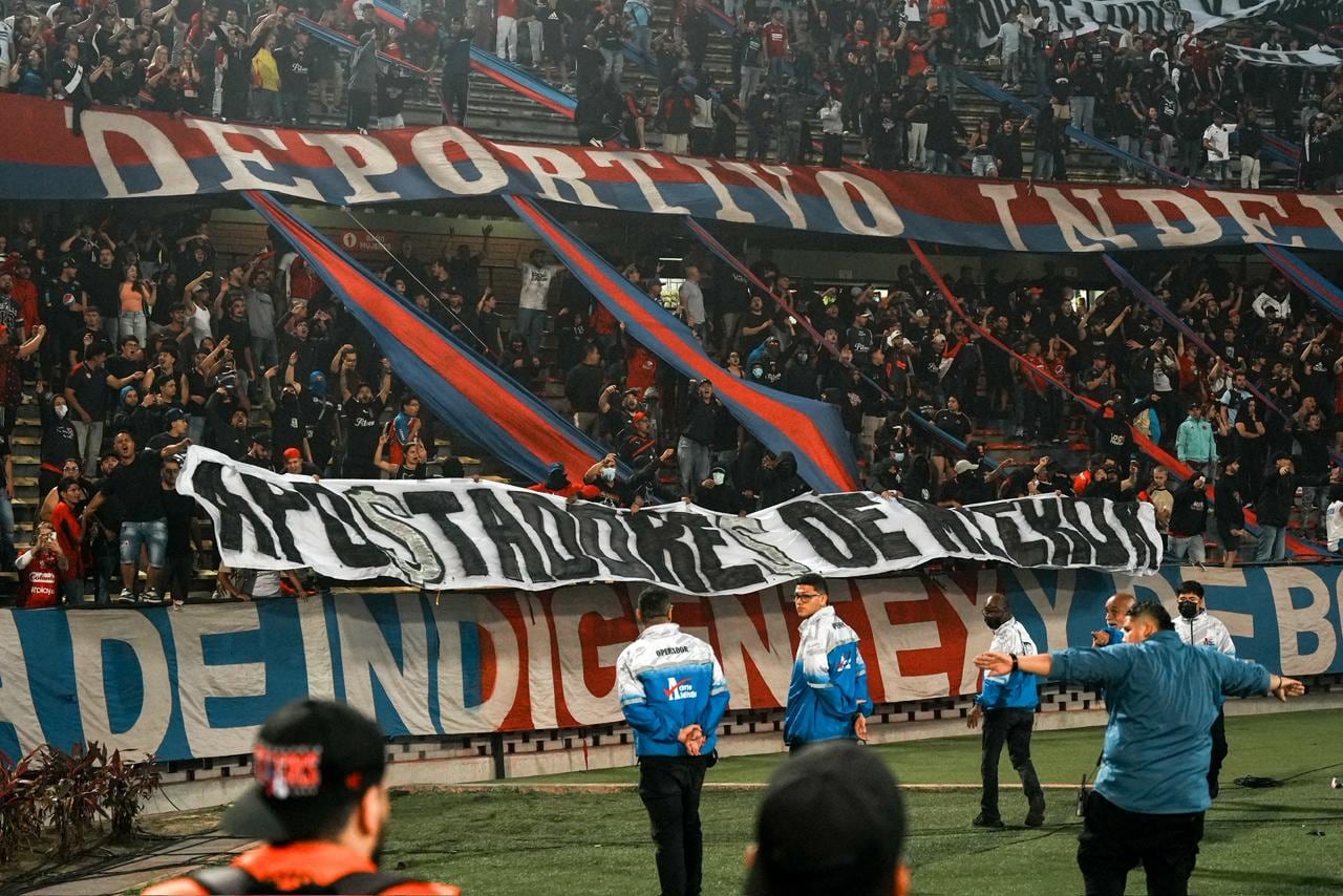 Protesta de los hinchas del Independiente Medellín que suspendió el partido de Copa Libertadores contra Flamengo.
