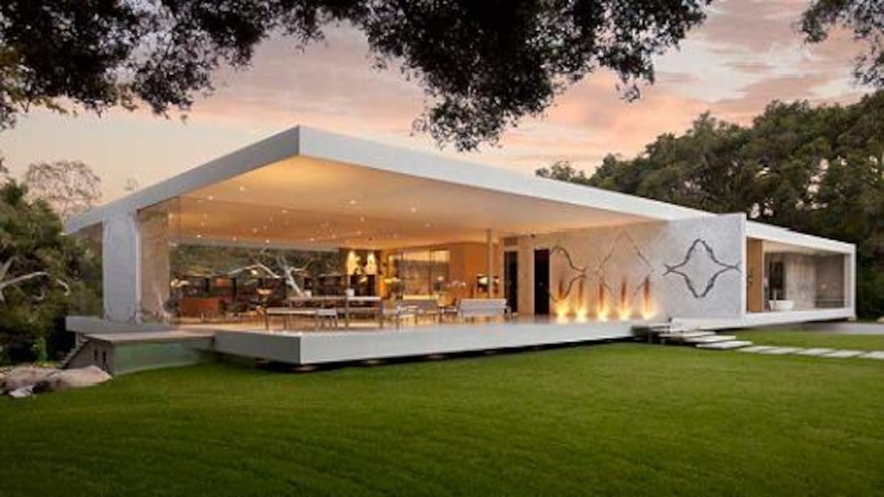 Precio: US$35 millones.
Una moderna residencia ubicada en Santa Barbara, California, recibe el nombre de 'Glass Pavillion', Pabellón de Cristal, por la fachada construida totalmente en vidrio. Tiene cinco dormitorios, cinco baños y una galería de arte lo suficientemente grande como para exhibir 32 coches. La casa, situada en 3,5 hectáreas de bosques de roble tiene vista hacia las montañas y los bosques. Fue construida este año.