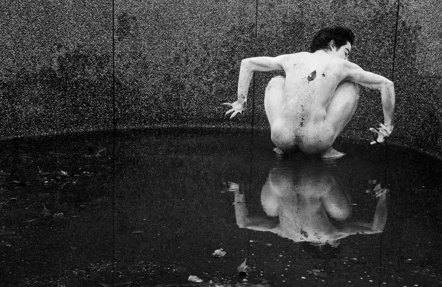 La representación de personajes ficticios en parajes misteriosos caracterizan a la serie autorretratos fotográficos sin título.