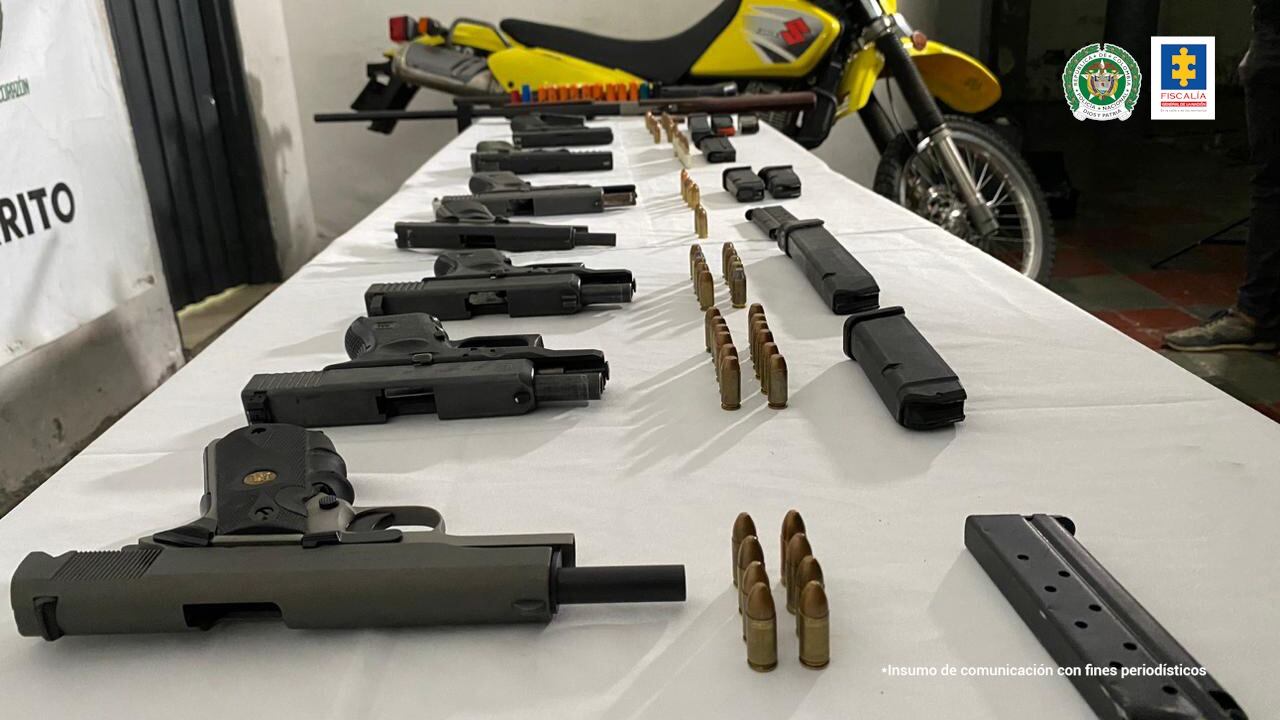 Un tremendo arsenal les encontraron a los capturados.
