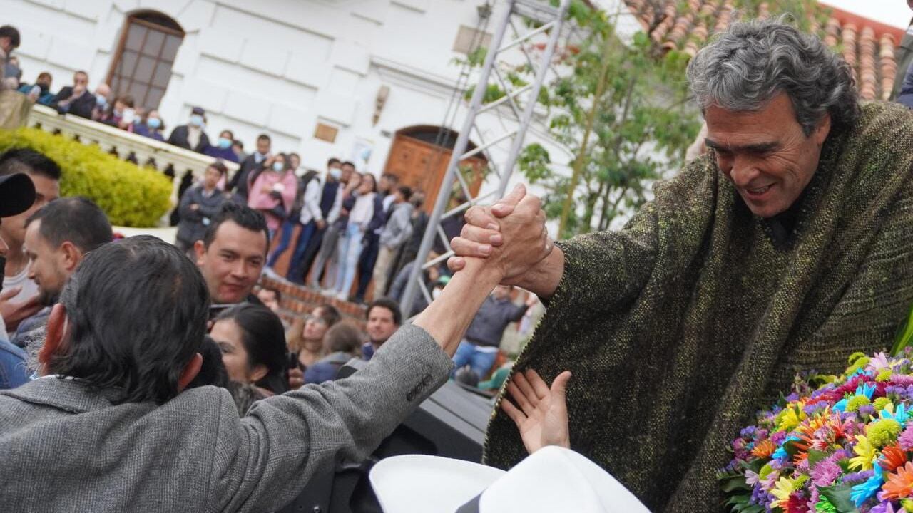 Sergio Fajardo se le midió a la plaza pública en Paipa, Boyacá.